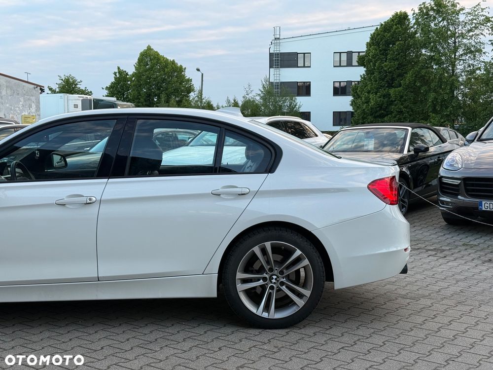 BMW Seria 3 328i xDrive Sport-Aut - 3