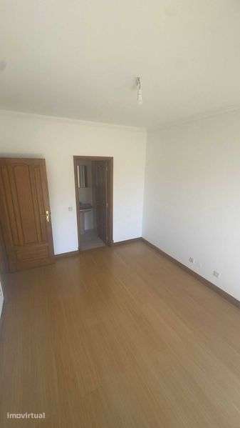 T4 para Arrendamento na Trofa com Garagem e Arrumos - Grande imagem: 2/10