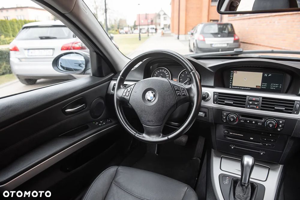BMW Seria 3 330i - 25