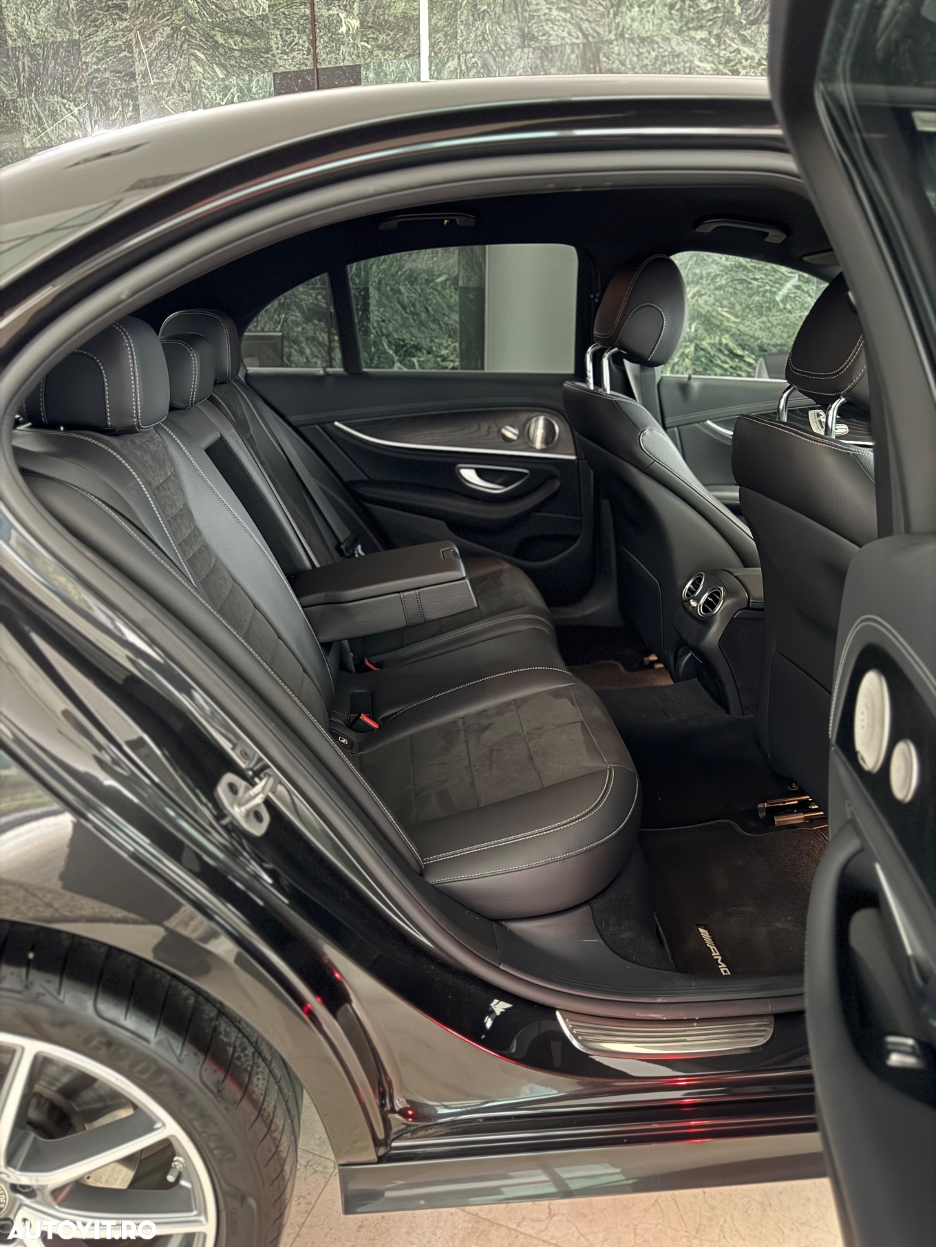 Mercedes-Benz E 300 4Matic 9G-TRONIC AMG Line - 12
