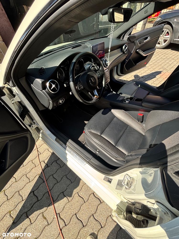 Mercedes-Benz CLA 200 7G-DCT - 19