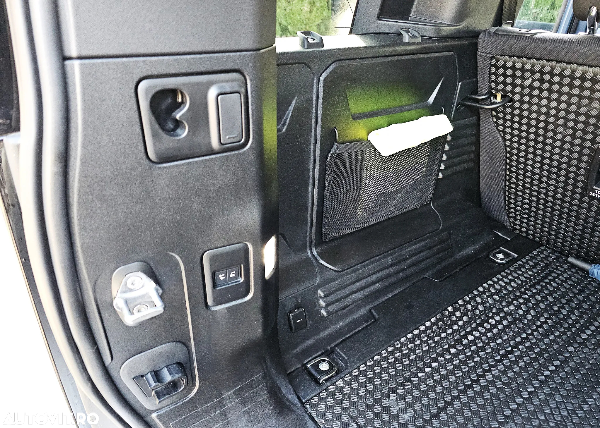 Land Rover Defender 110 2.0L D240 S - 32