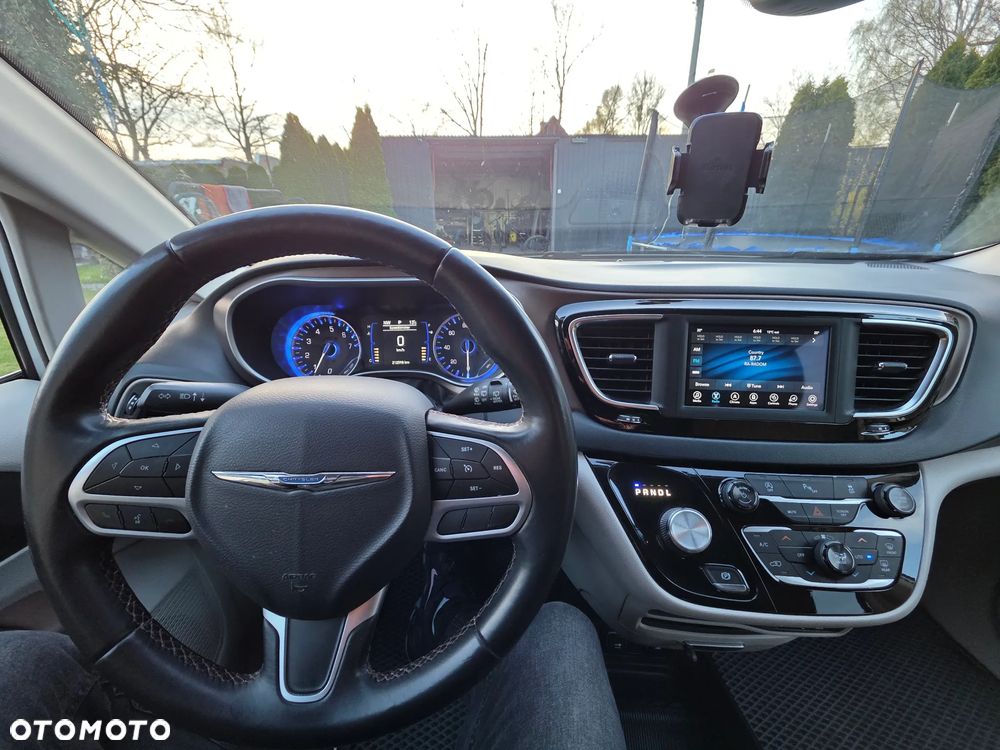 Chrysler Pacifica - 12
