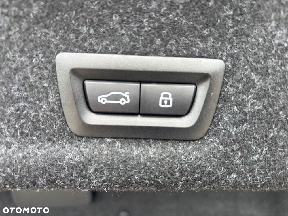 BMW Seria 3 330i xDrive M Sport sport - 38