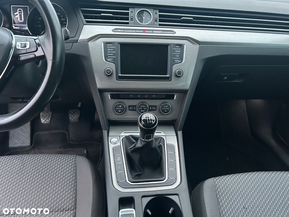 Volkswagen Passat - 12