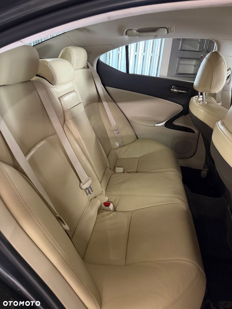 Lexus IS 220 D Prestige - 28
