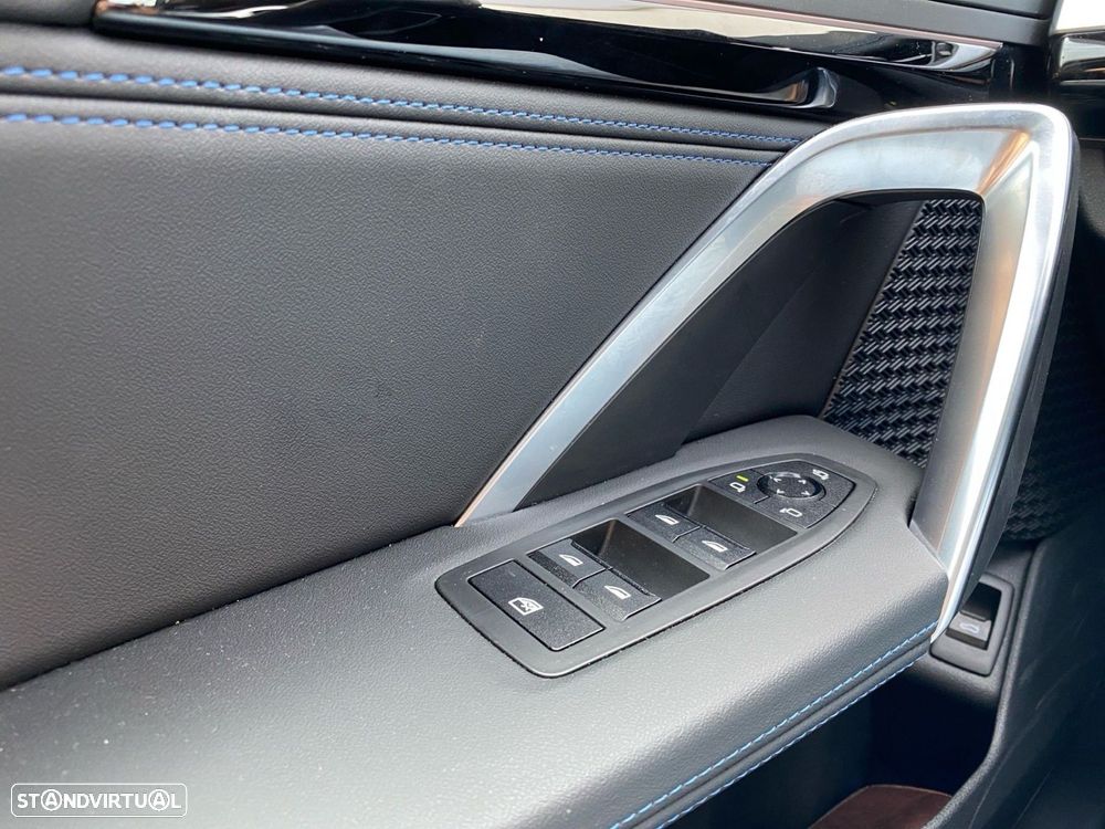 BMW iX1 eDrive20 Pack Desportivo M - 17