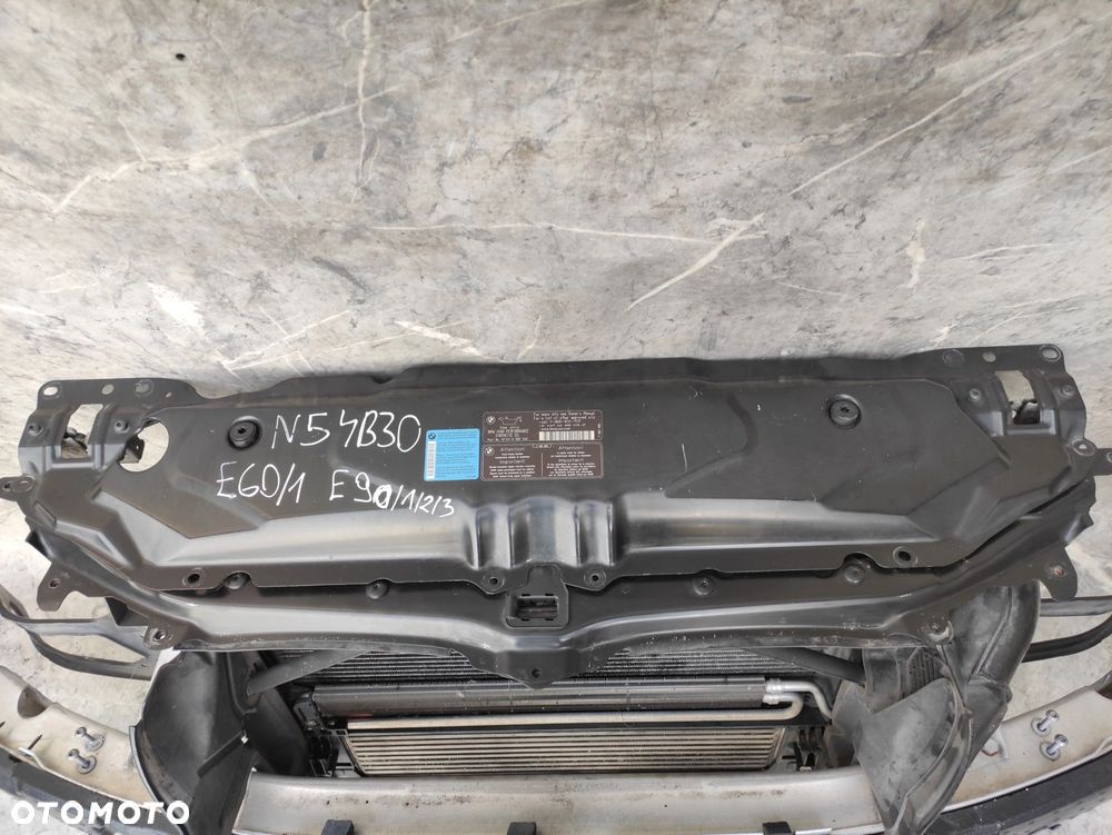 PAS PRZEDNI WZMOCNIENIE CZOŁOWE CHŁODNICE WIATRAK BMW E60 E61 535i N54B30 3.0 B - 4