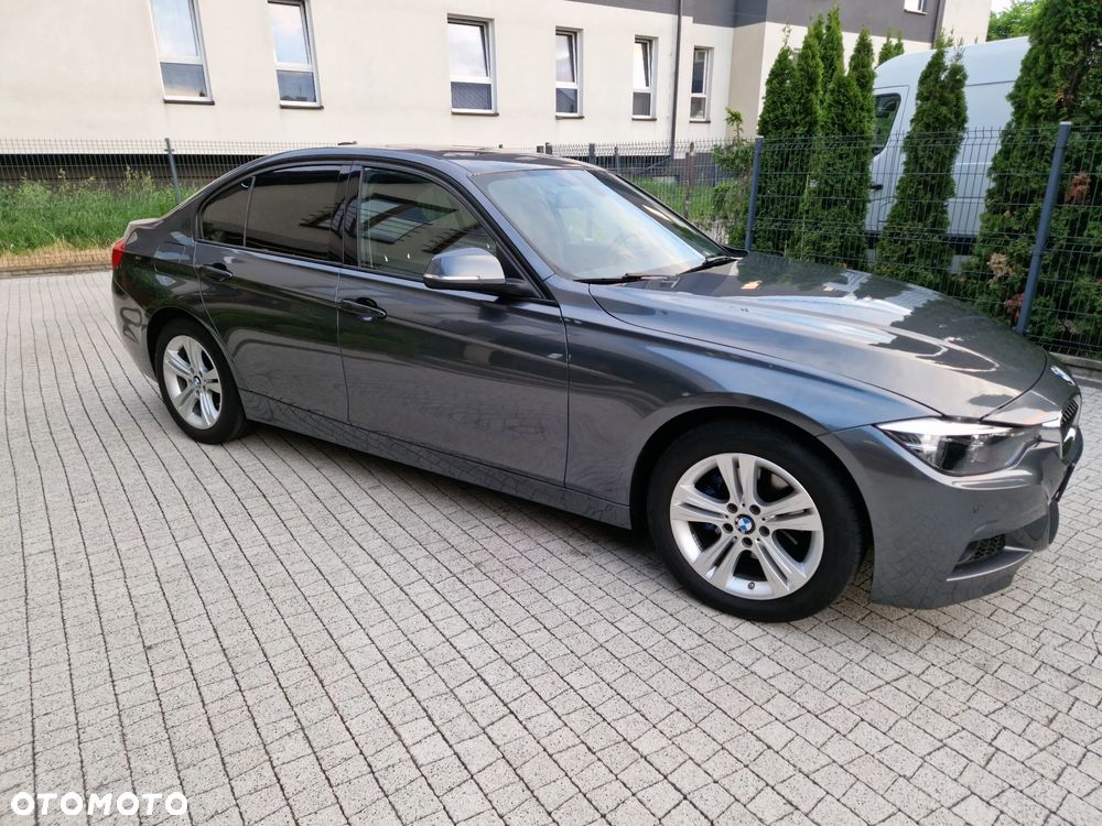 BMW Seria 3 330i xDrive - 9