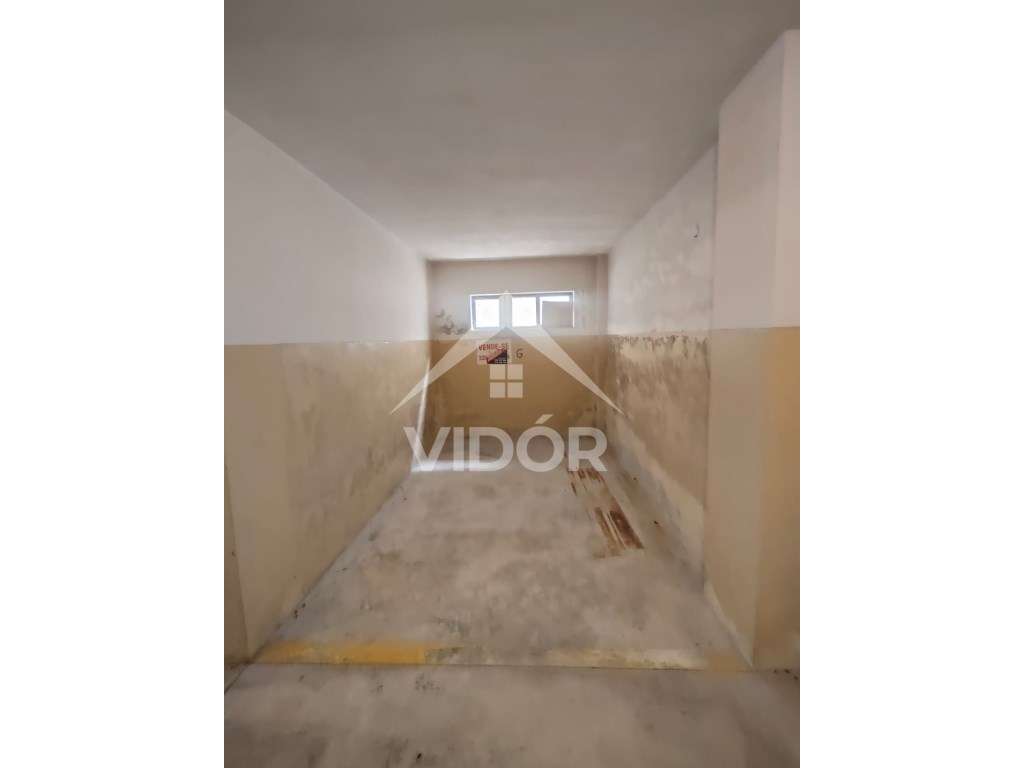 Garagem Bernardim Ribeiro junto a Circunvalação - Grande imagem: 3/4