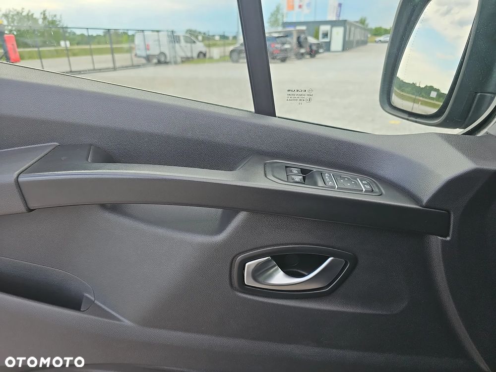 Renault Trafic 2.0 dCi - 13