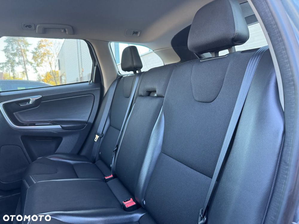 Volvo XC 60 D4 AWD R-Design Momentum - 23