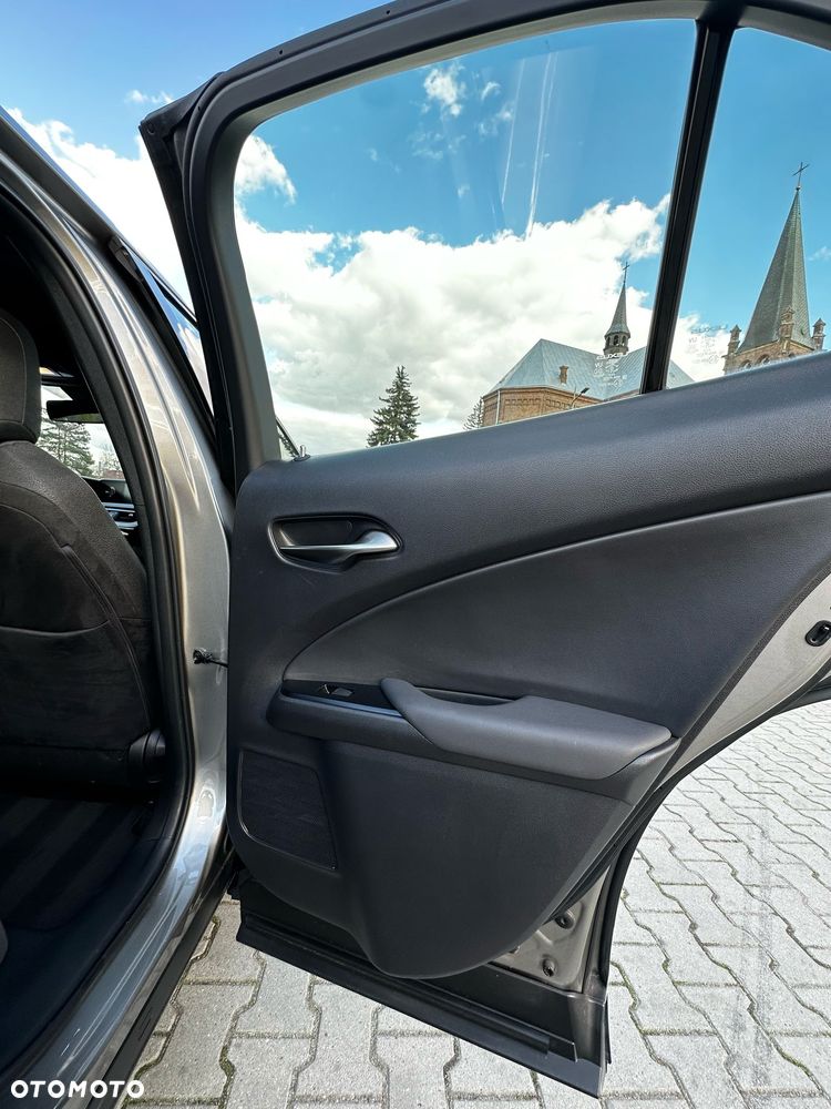 Lexus UX 200 F SPORT - 22