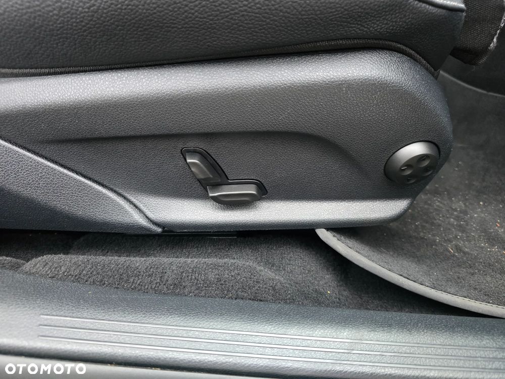 Mercedes-Benz Klasa E 300 Business Edition - 22