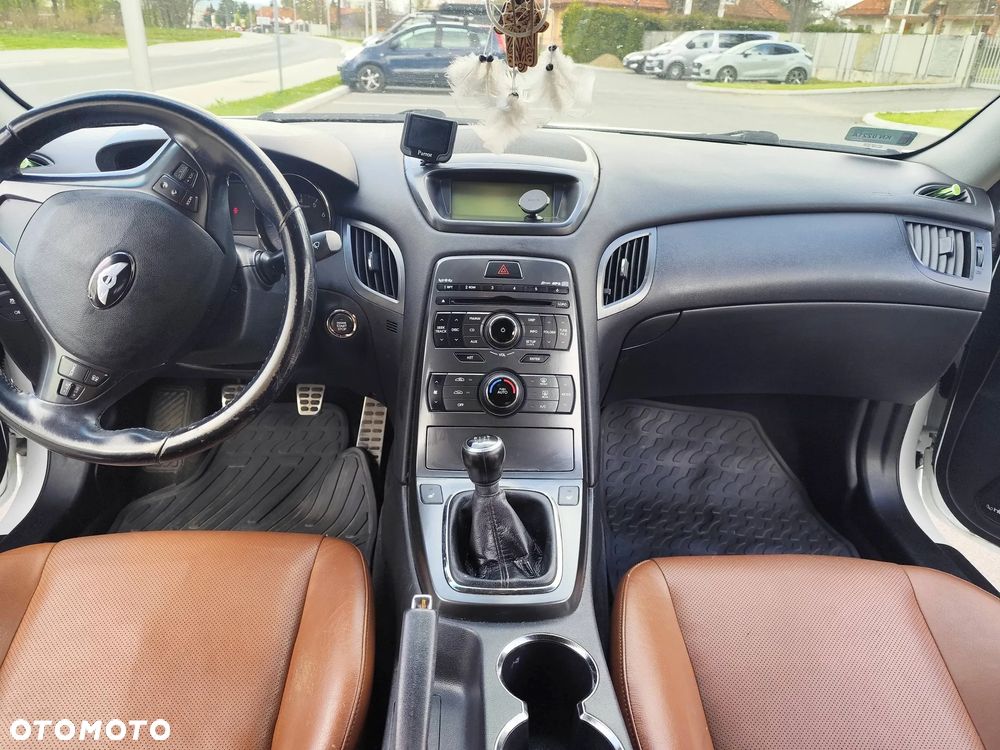 Hyundai Genesis Coupe - 10