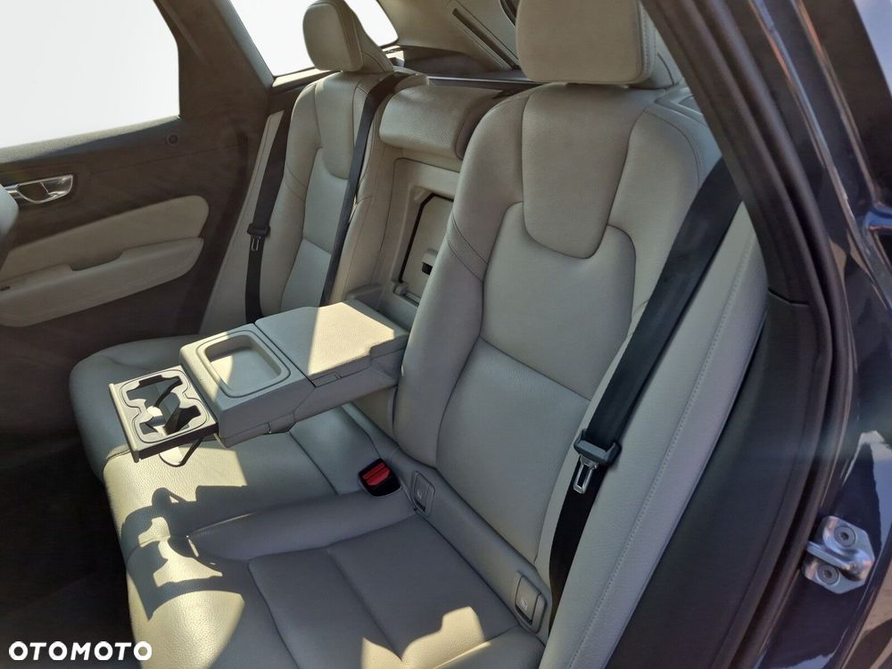 Volvo XC 60 D4 Momentum Pro - 20