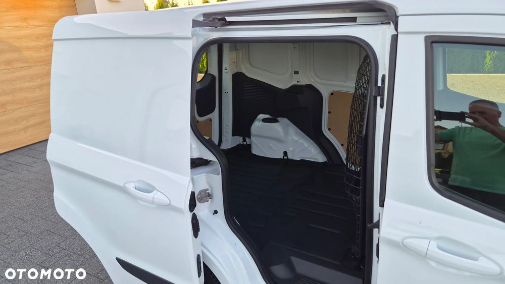 Ford Transit Courier - 27