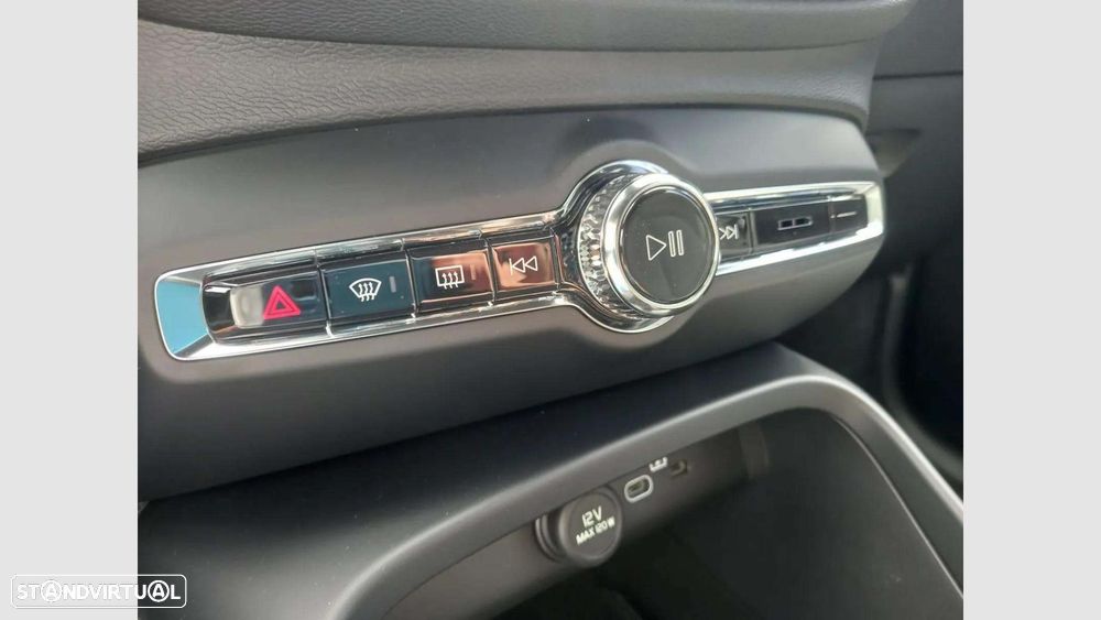 Volvo XC 40 2.0 B3 Plus Dark - 29