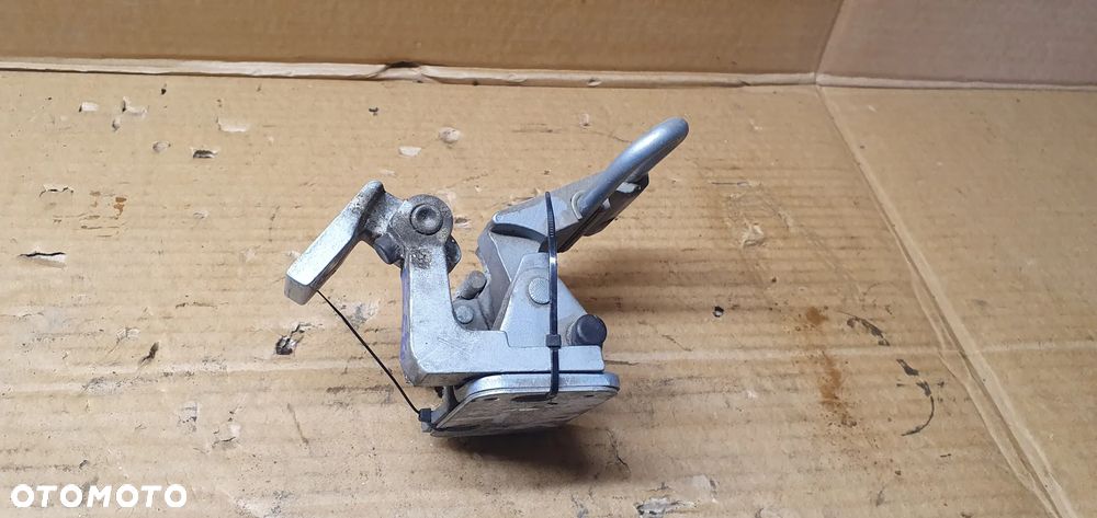 Zawias zawiasy drzwi prawy tył para Audi A4 B6 8E0833412 - 2