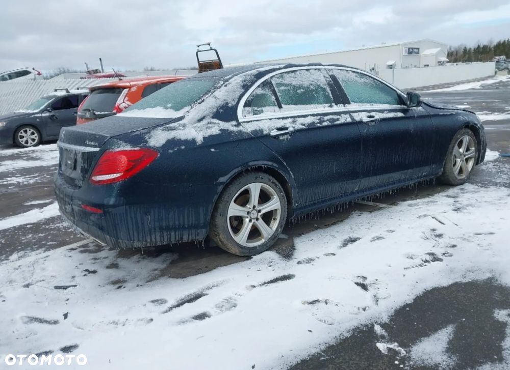 Mercedes-Benz Klasa E 300 9G-TRONIC AMG Line - 3