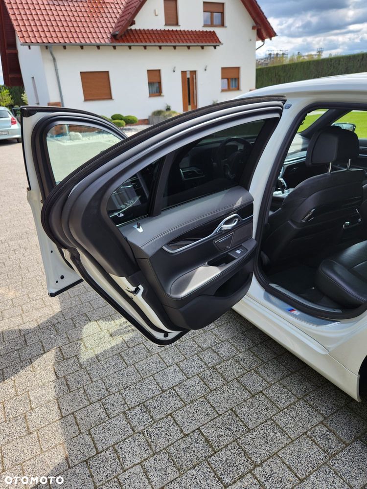 BMW Seria 7 740d xDrive - 38