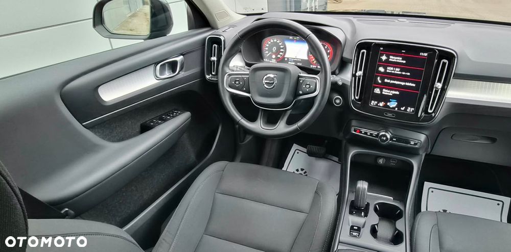 Volvo XC 40 T3 Geartronic Momentum Pro - 29
