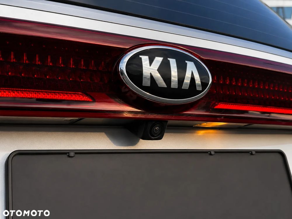 Kia Carnival - 12