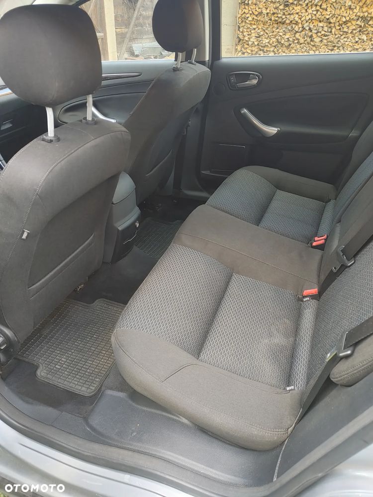 Ford Mondeo 2.0 Ghia - 12