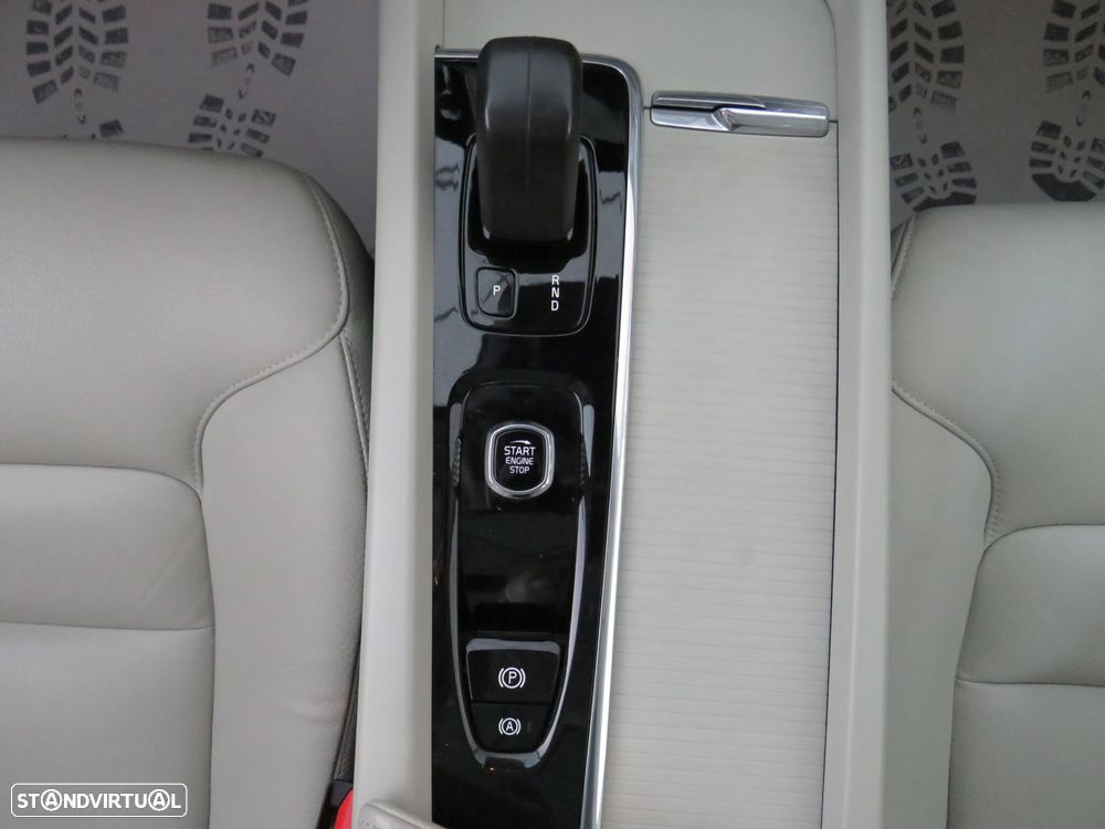 Volvo XC 60 2.0 B4 Momentum Plus - 32
