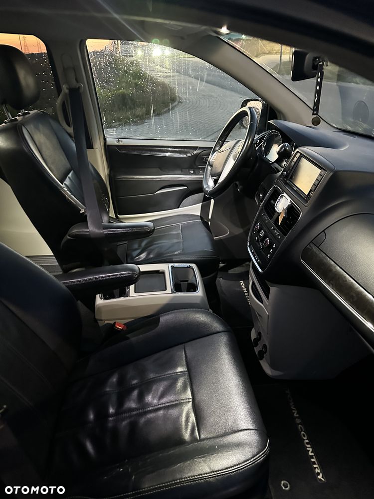 Chrysler Town & Country 3.6 Limited - 8