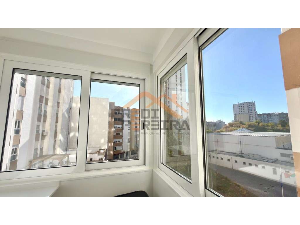 Situado no Areeiro, apartamento T3 com147 m² e parqueamento para um... - Grande imagem: 4/42