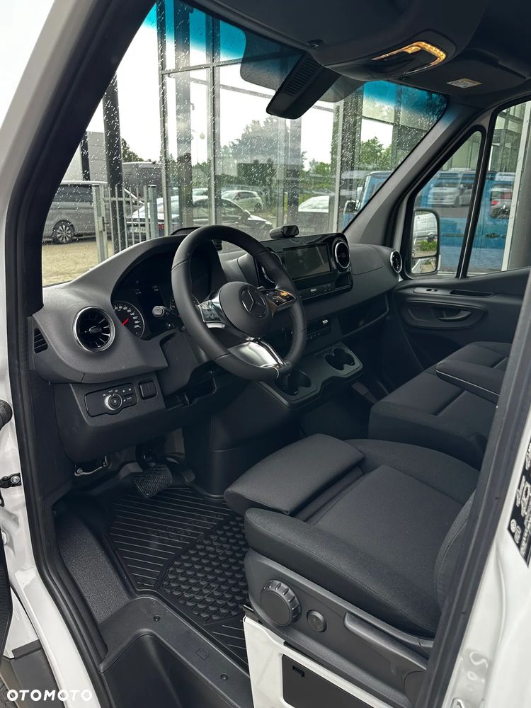 Mercedes-Benz Sprinter - 13