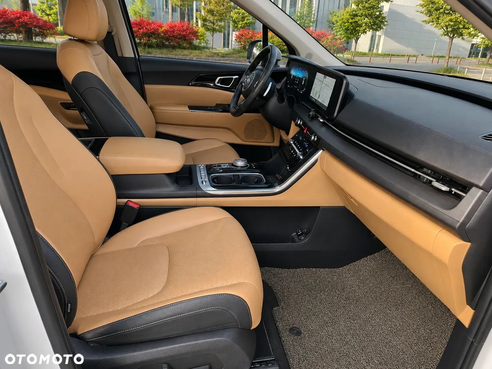 Kia Carnival - 11