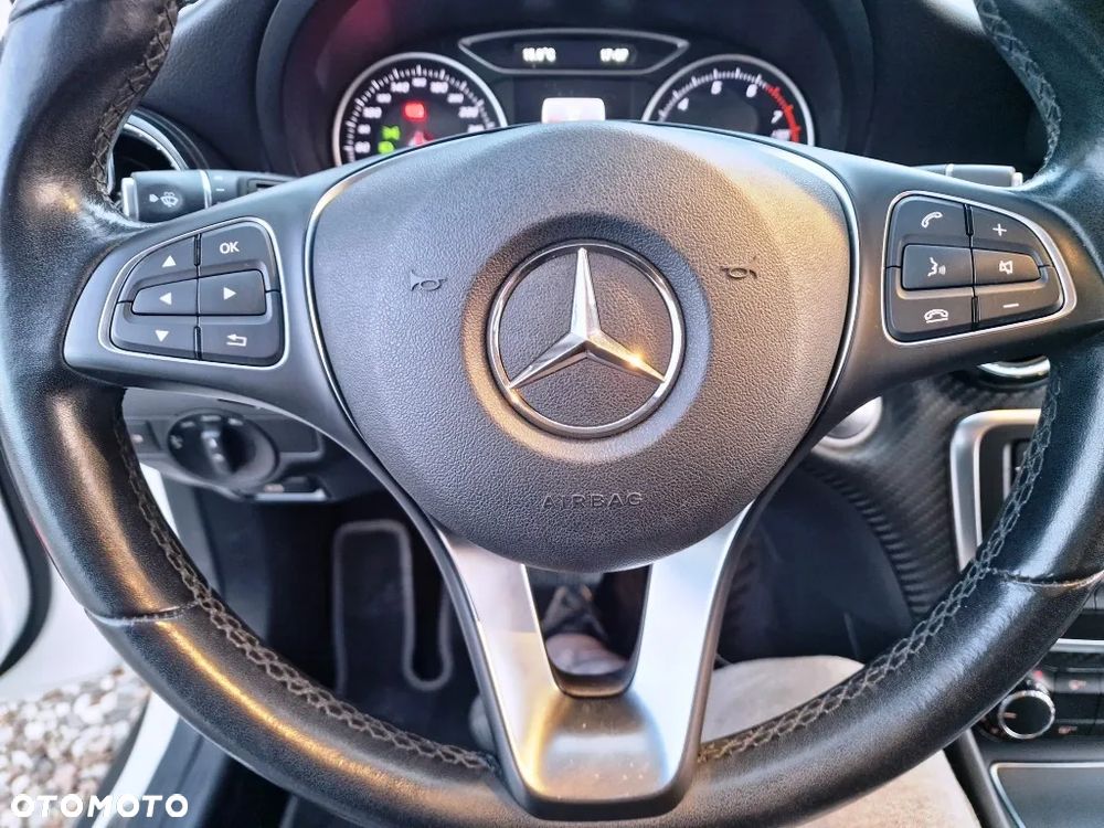 Mercedes-Benz GLA - 33