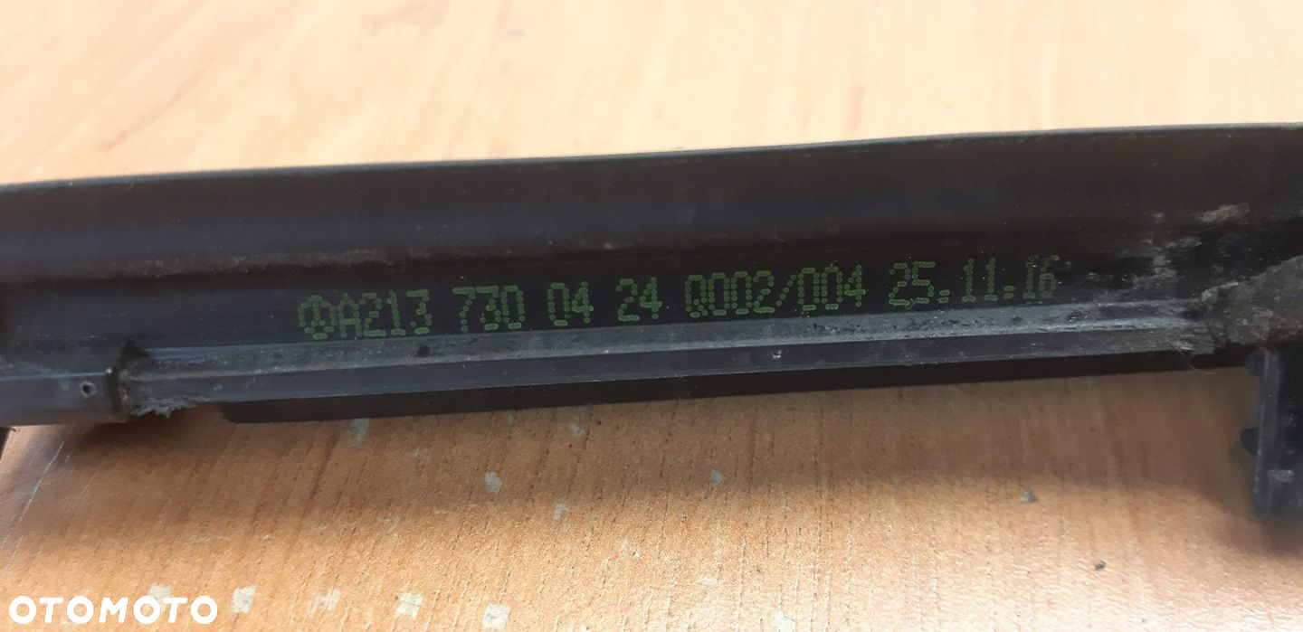 Mercedes E Klasa W213 listwa zgarniająca drzwi prawy tył A2137300424 - 5