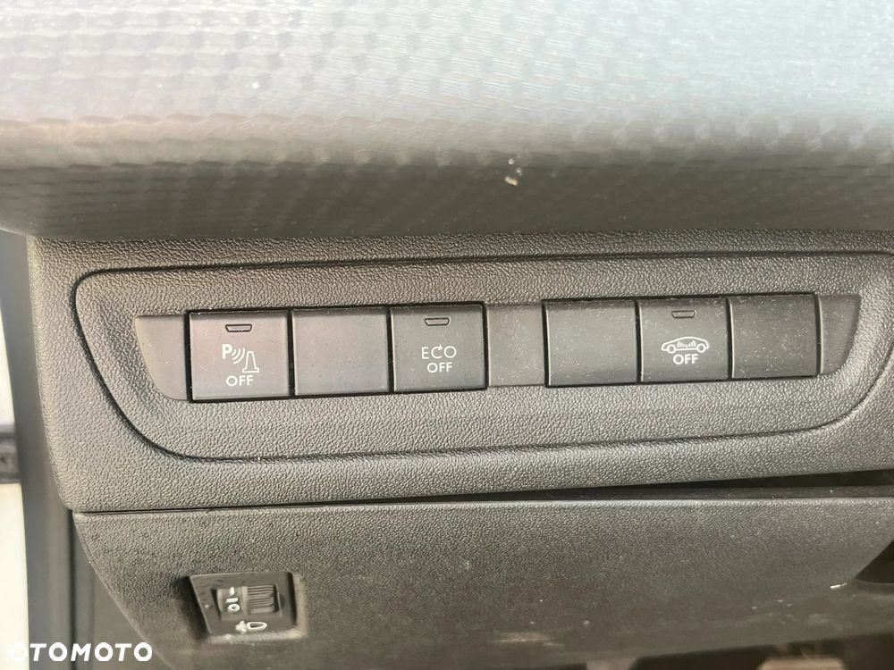 Peugeot 2008 1.2 Pure Tech Allure S&S - 10