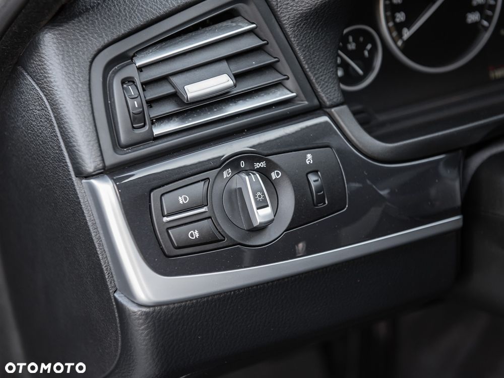 BMW Seria 5 528i xDrive Sport-Aut Luxury Line - 16
