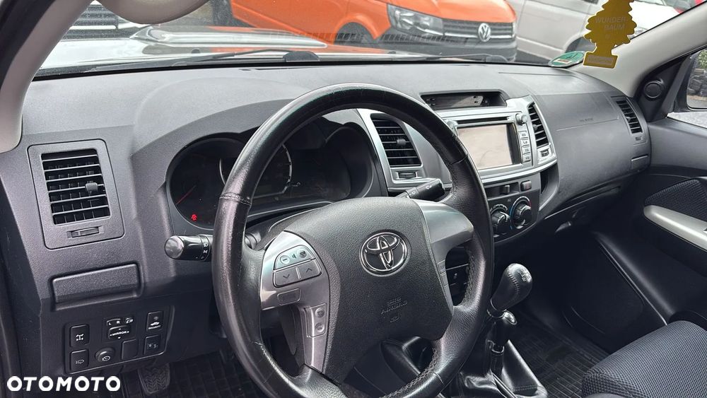 Toyota Hilux 4x4 Double Cab Life - 11