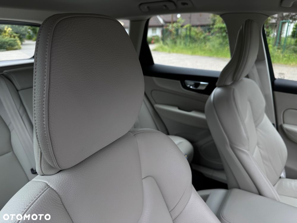 Volvo XC 60 B4 D AWD Geartronic Momentum Pro - 29