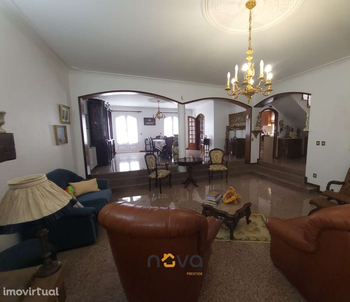 Moradia T4+2 de quatro frentes, próxima da zona balnear - Grande imagem: 4/43