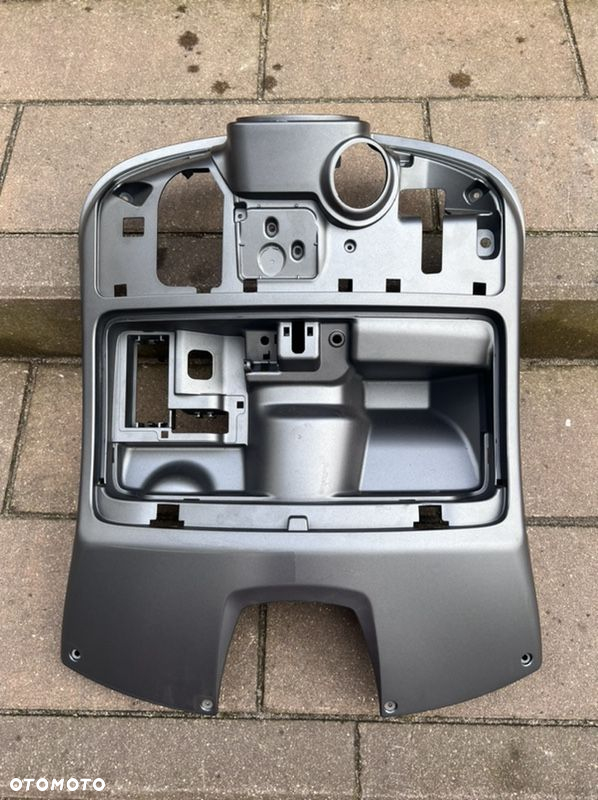 KOKPIT WYPEŁNIENIE PRZED KOLANA PIAGGIO VESPA GTS 2023r
