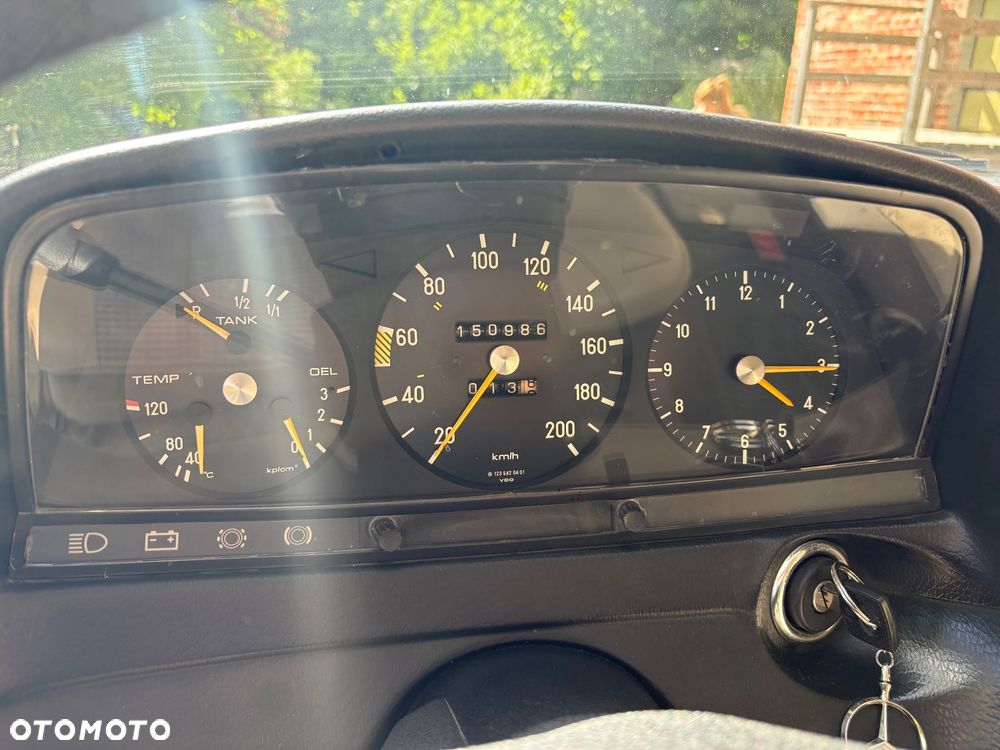 Mercedes-Benz W123 - 24