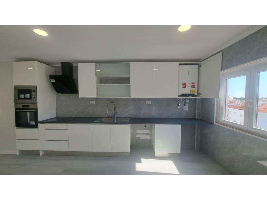 Apartamento T4 Recuperado em Amora com Excelente Localização e Aces... - Grande imagem: 4/34