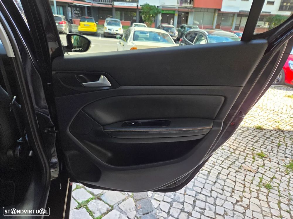 Peugeot 308 1.2 PureTech Allure EAT8 - 31