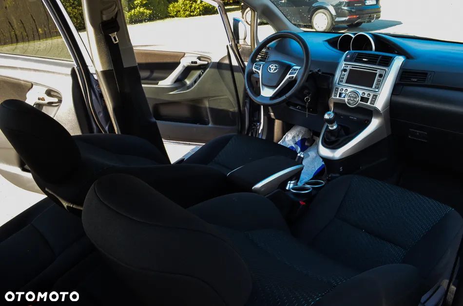 Toyota Verso 1.6 Premium 7os - 24