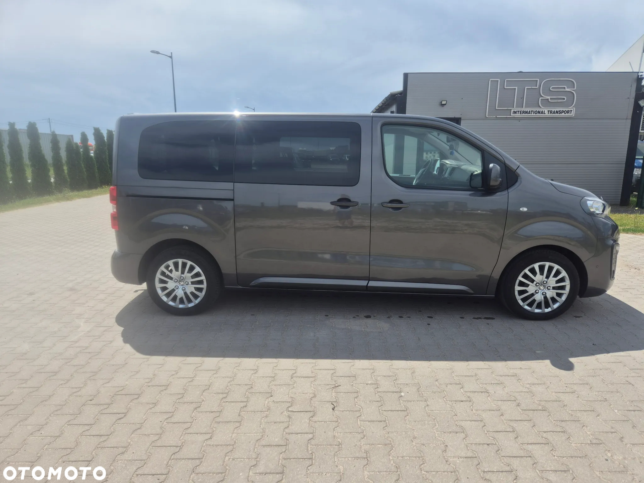 Peugeot Traveller - 13