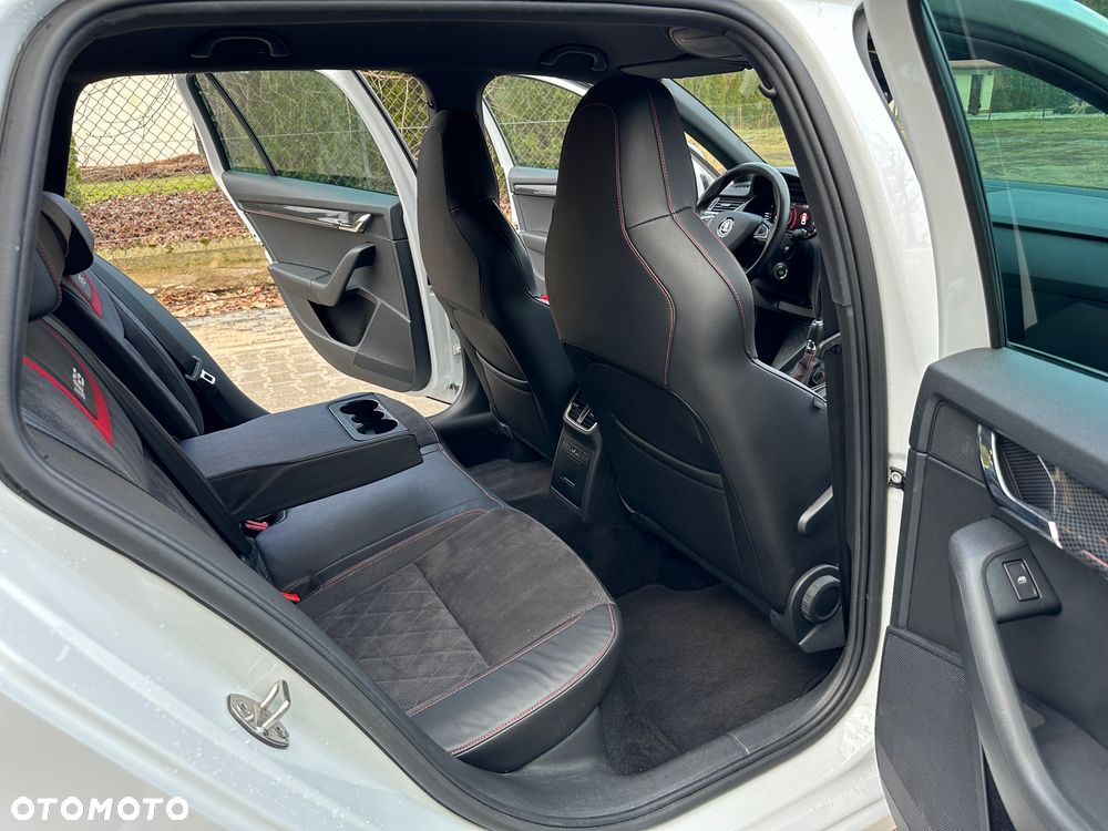 Skoda Octavia Combi 2.0 TDI DSG RS - 32