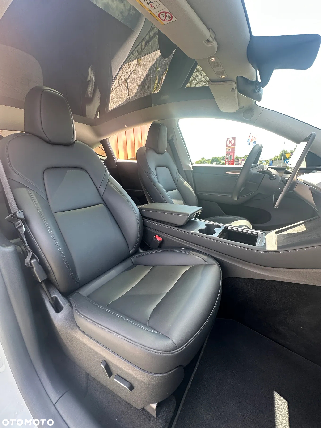 Tesla Y Long Range AWD - 16