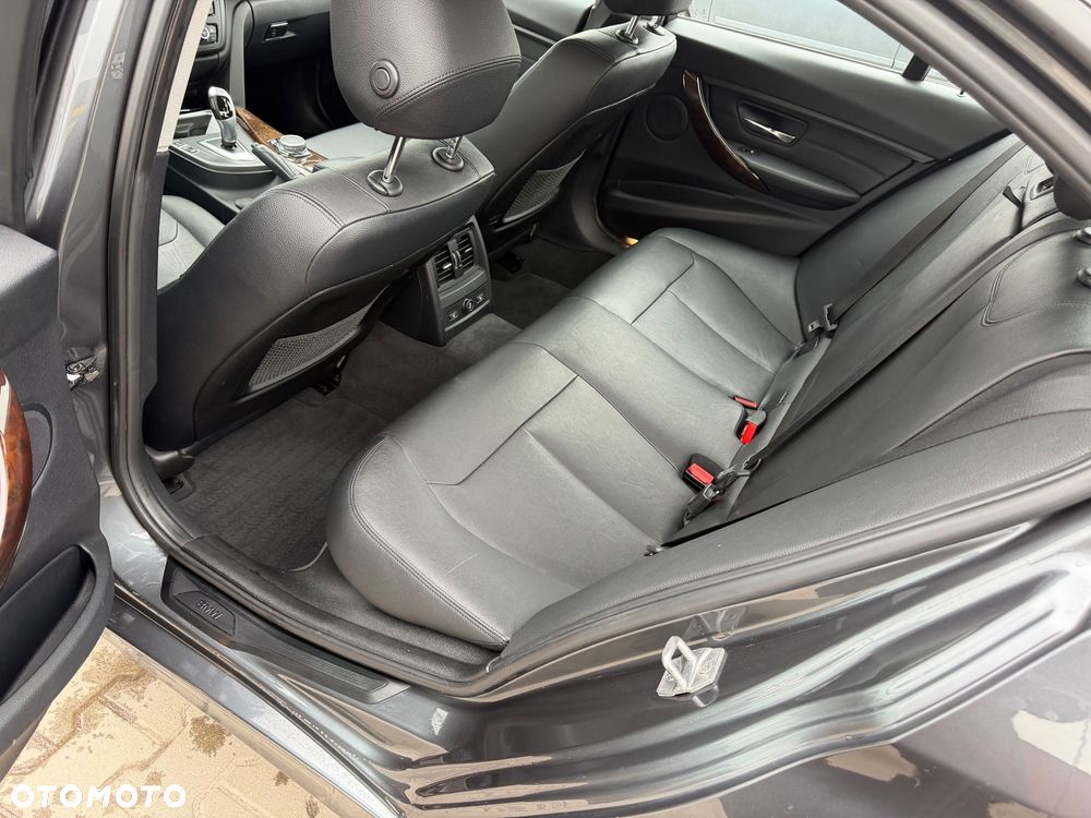 BMW Seria 3 328i xDrive Luxury Line - 12