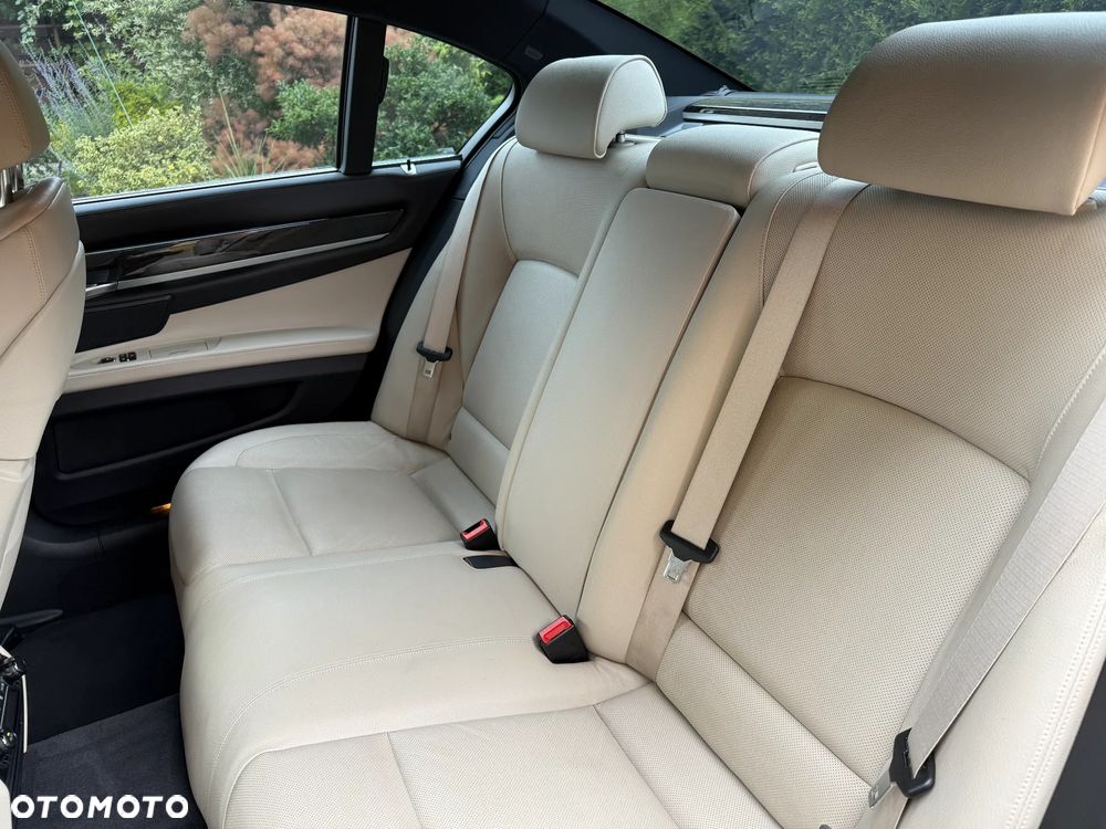 BMW Seria 7 740d - 24